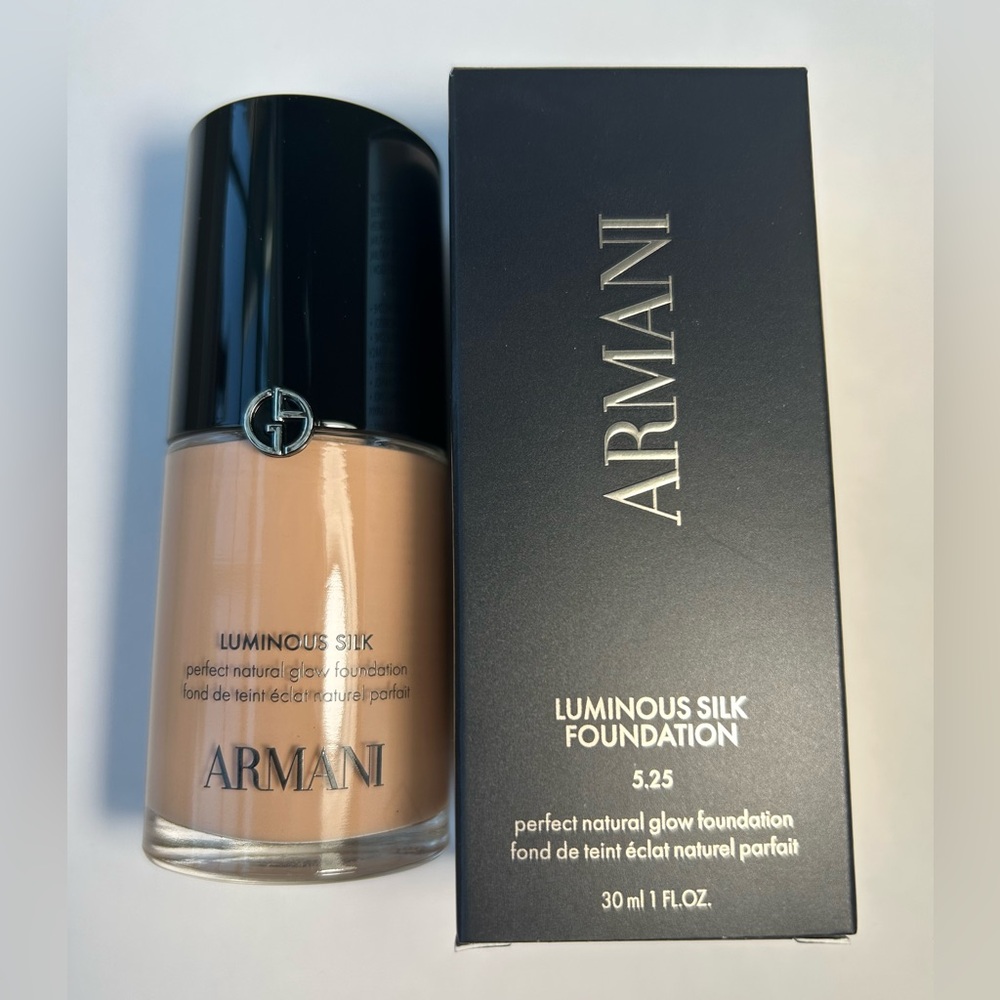 NWT🌷#5.25 - Armani Luminous Silk Natural Glow Blurring Foundation (full size)